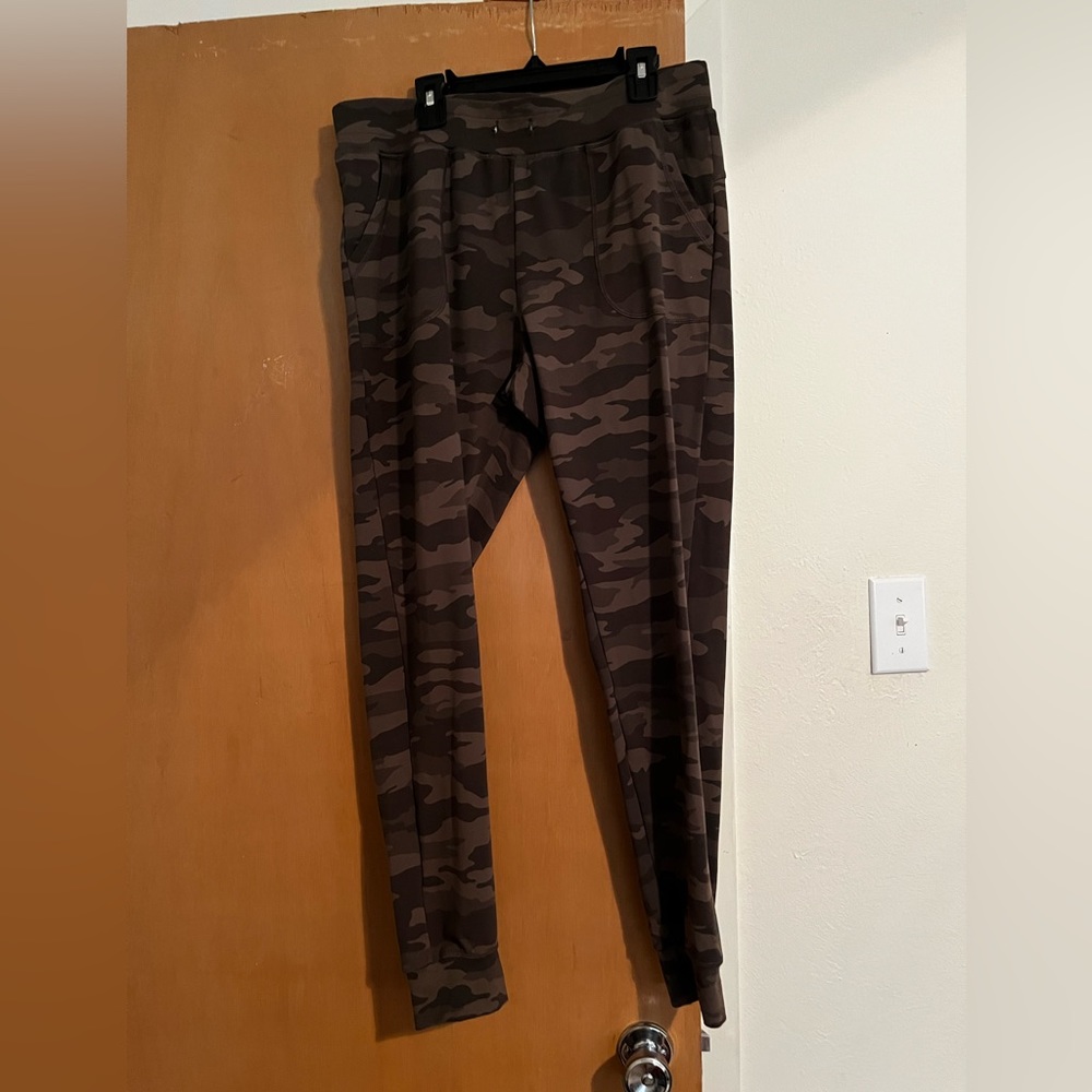 Women’s camo ZYIA joggers. Size medium